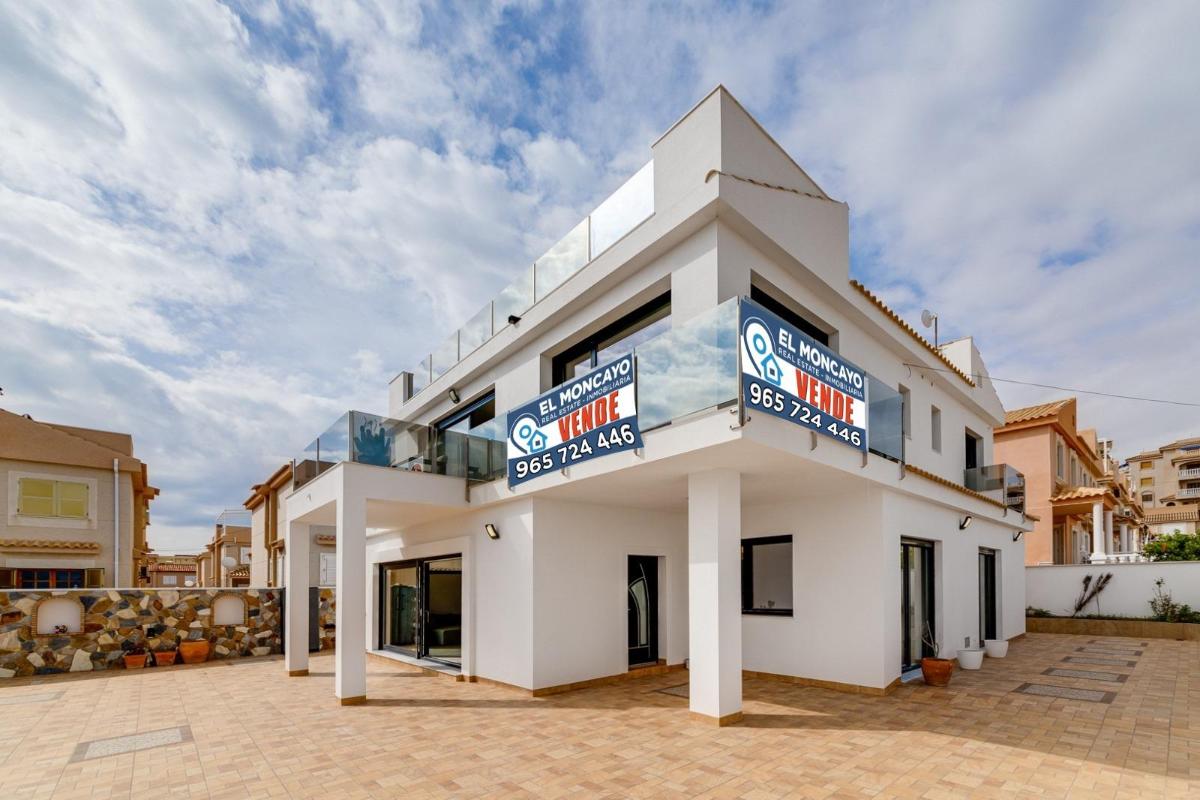 Villa a Torrevieja, Alicante, Spagna 4 camere da letto, 210 mq. N° 95984