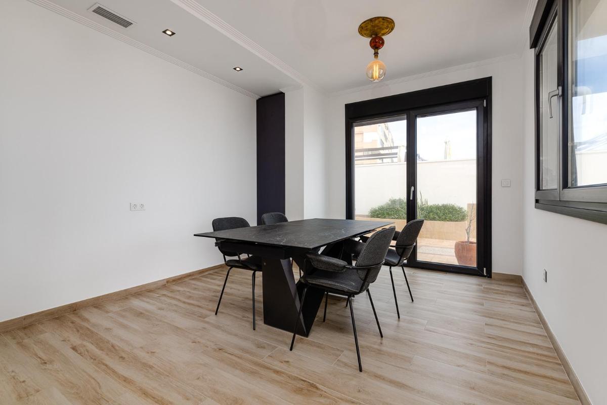 Villa a Torrevieja, Alicante, Spagna 4 camere da letto, 210 mq. N° 95984