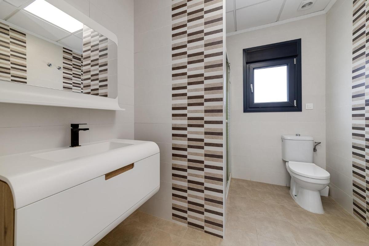 Villa a Torrevieja, Alicante, Spagna 4 camere da letto, 210 mq. N° 95984