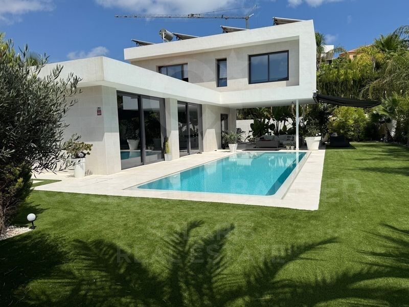 Villa in Calpe, Alicante, Spain 2 bedrooms, 200 sq.m. No. 157746