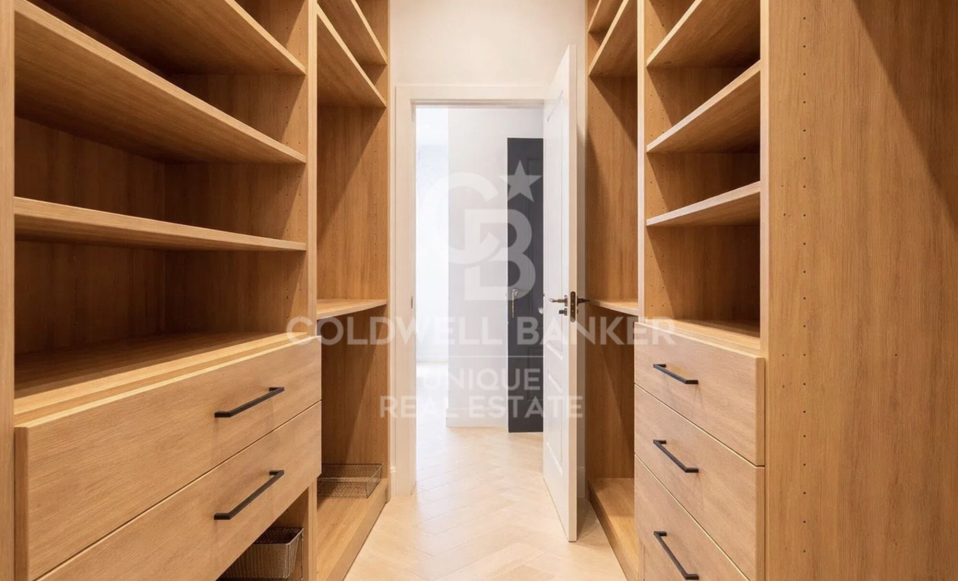Huoneisto Madrid, Espanja 4 makuuhuonetta, 243 m2 No. 178765