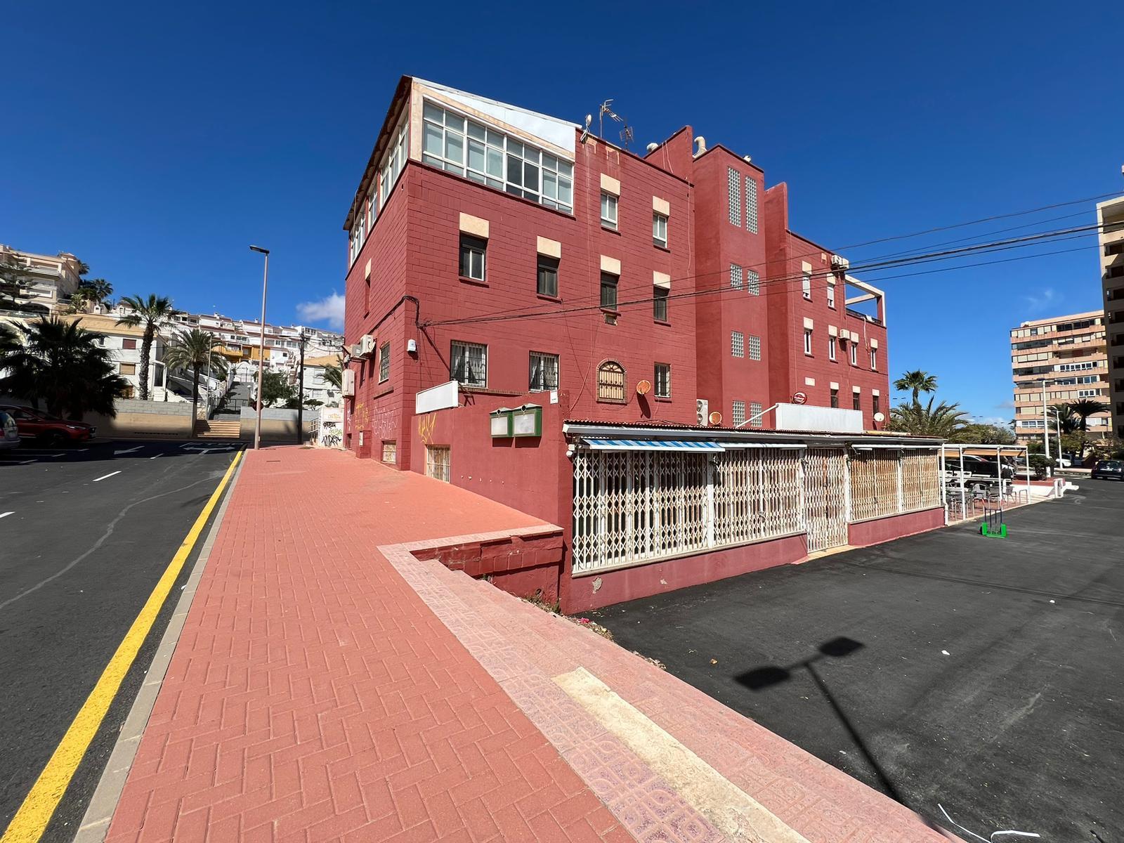 Commercial property à Torrevieja, Alicante, Espagne 300 m2 No. 182797