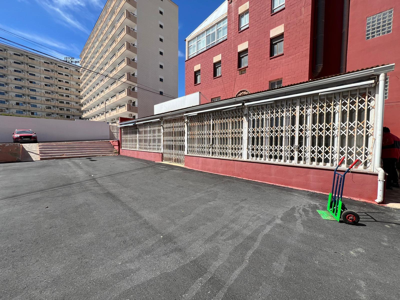 Commercial property à Torrevieja, Alicante, Espagne 300 m2 No. 182797