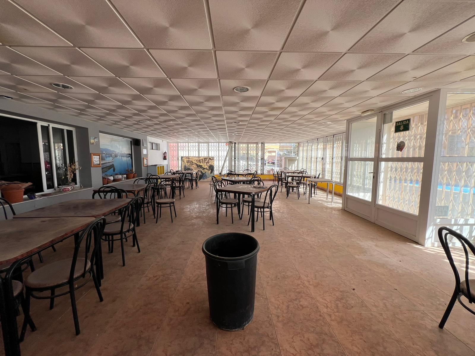 Commercial property à Torrevieja, Alicante, Espagne 300 m2 No. 182797