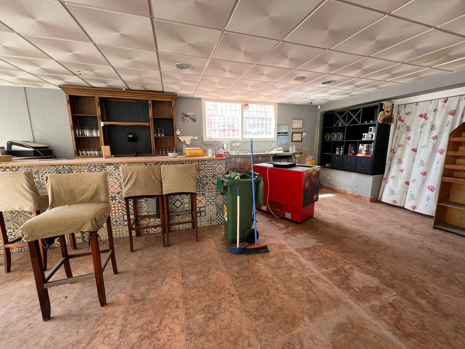 Commercial property à Torrevieja, Alicante, Espagne 300 m2 No. 182797