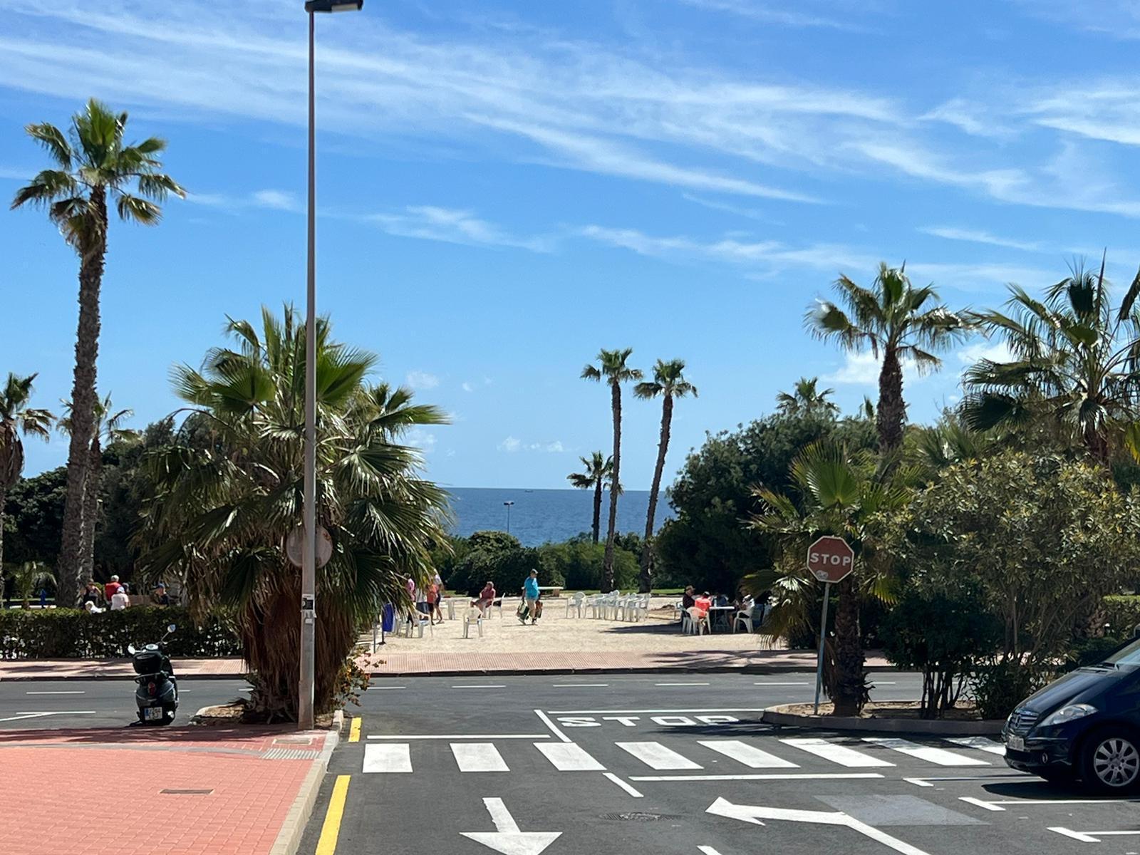 Commercial property à Torrevieja, Alicante, Espagne 300 m2 No. 182797