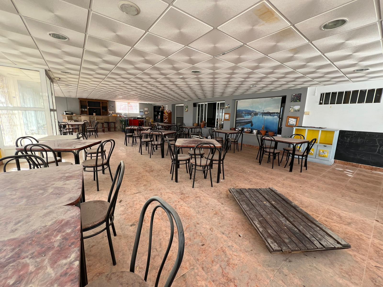 Commercial property à Torrevieja, Alicante, Espagne 300 m2 No. 182797