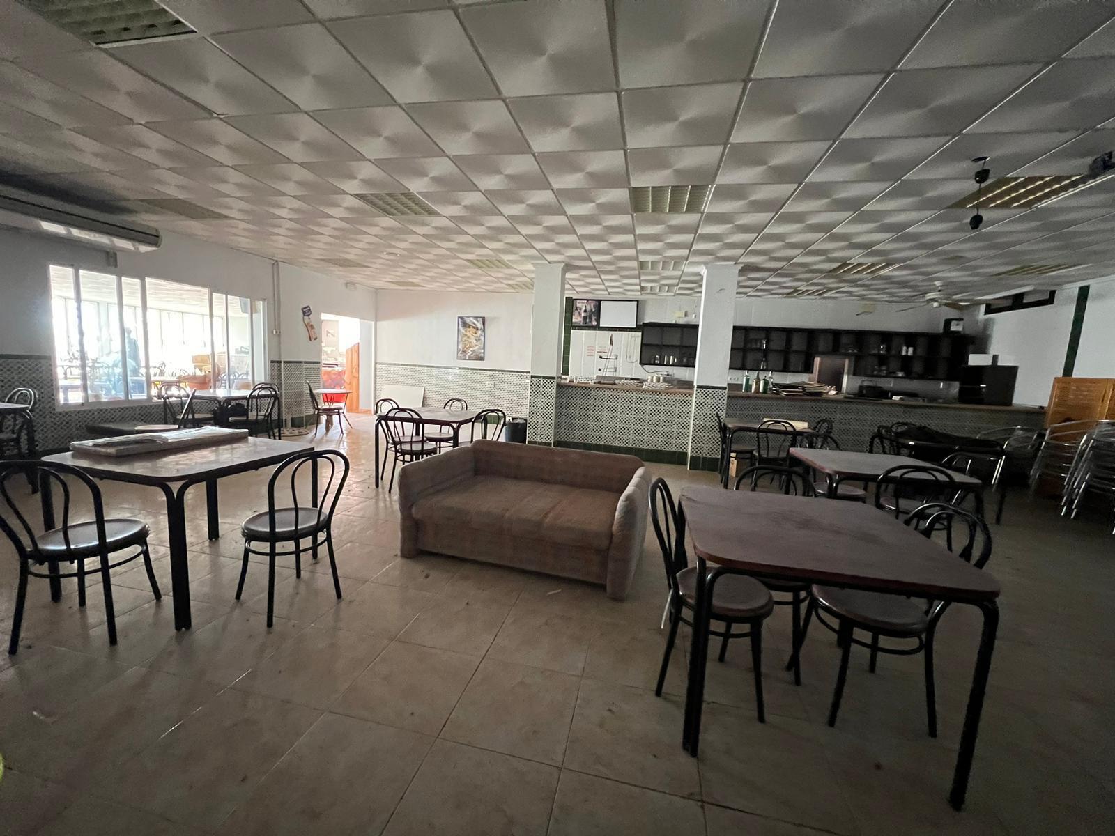 Commercial property à Torrevieja, Alicante, Espagne 300 m2 No. 182797