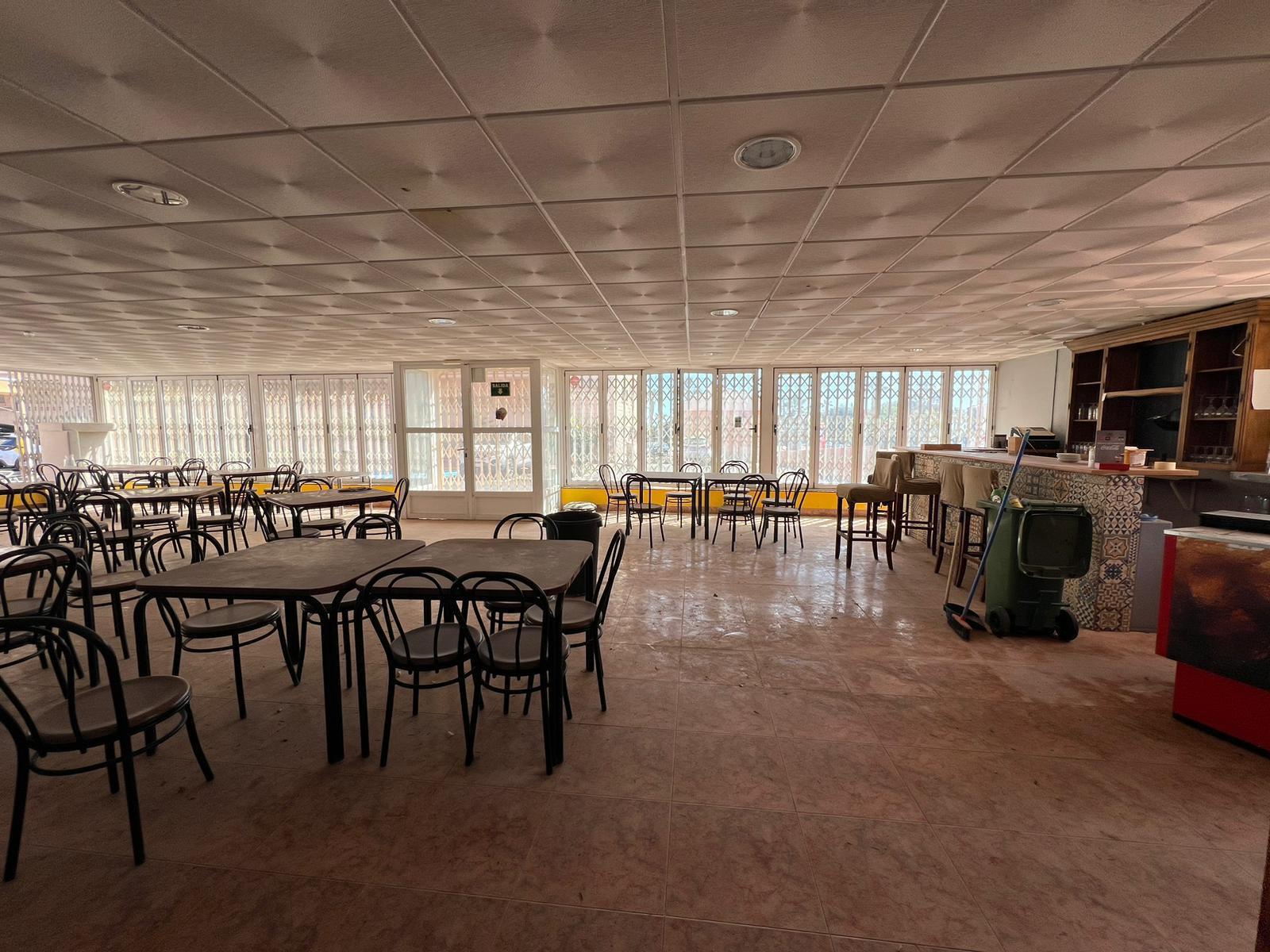 Commercial property à Torrevieja, Alicante, Espagne 300 m2 No. 182797
