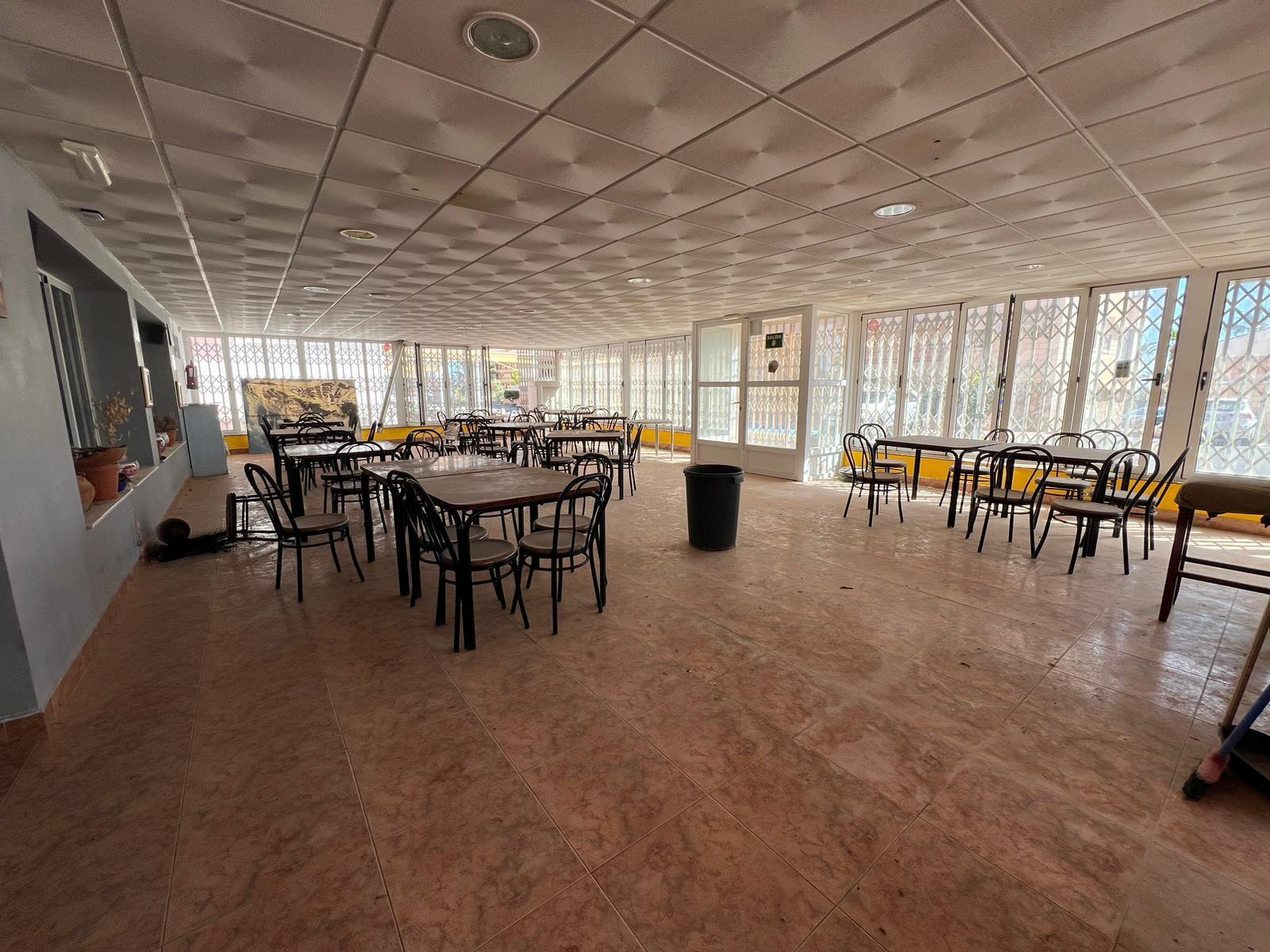 Commercial property à Torrevieja, Alicante, Espagne 300 m2 No. 182797