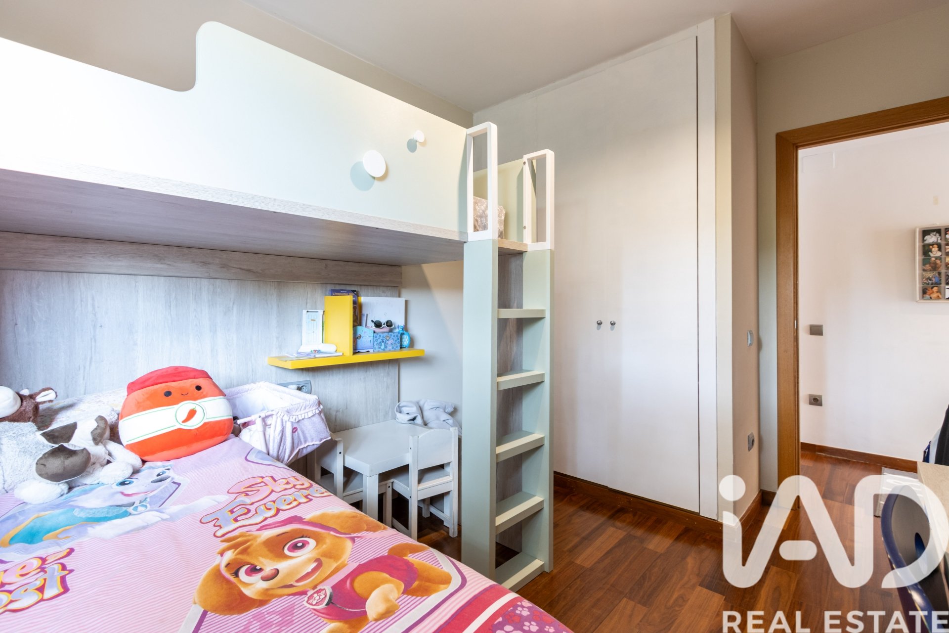 Radhus i Sant Cugat Del Valles, Barcelona, Spanien 4 sovrum, 274 kvm. Nr. 172405