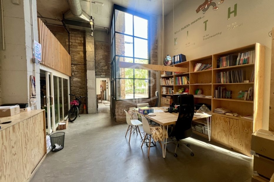 Commercial property à Barcelona, Espagne 184 m2 No. 133236