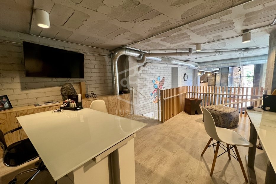 Commercial property à Barcelona, Espagne 184 m2 No. 133236