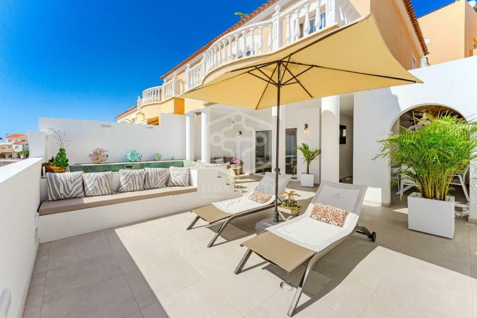 Villa in Adeje, Tenerife, Spain 3 bedrooms, 294 sq.m. No. 133240