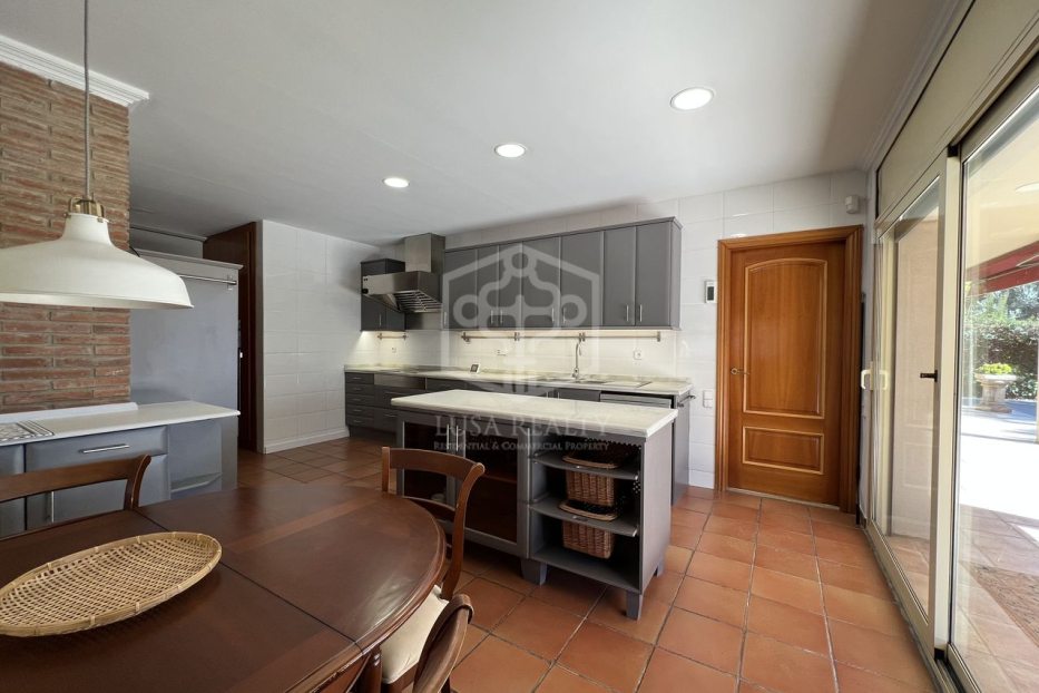 Villa in Barcelona, Spain 4 bedrooms, 600 sq.m. No. 138701