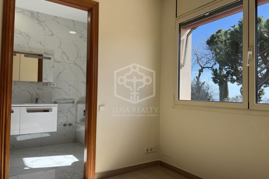 Villa in Barcelona, Spain 4 bedrooms, 600 sq.m. No. 138701