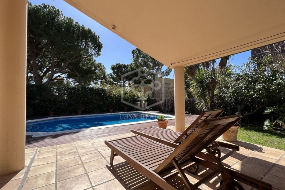 Villa in Barcelona, Spain 4 bedrooms, 600 sq.m. No. 138701