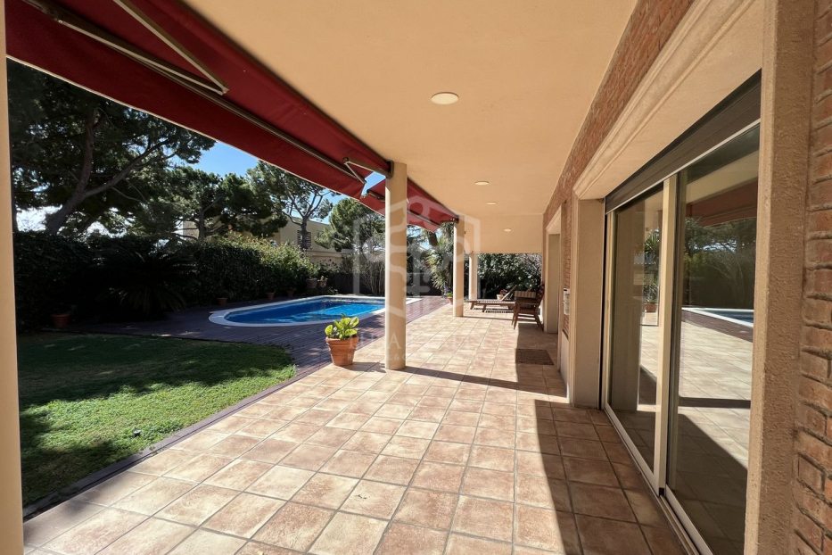 Villa in Barcelona, Spain 4 bedrooms, 600 sq.m. No. 138701