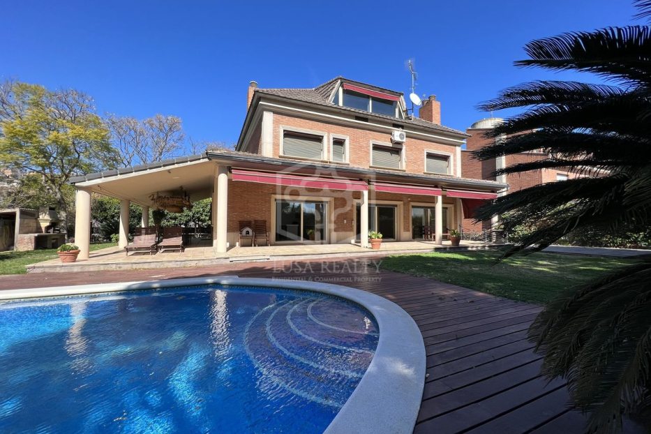 Villa in Barcelona, Spain 4 bedrooms, 600 sq.m. No. 138701