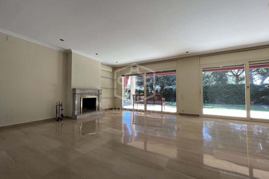 Villa in Barcelona, Spain 4 bedrooms, 600 sq.m. No. 138701
