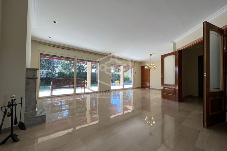 Villa in Barcelona, Spain 4 bedrooms, 600 sq.m. No. 138701