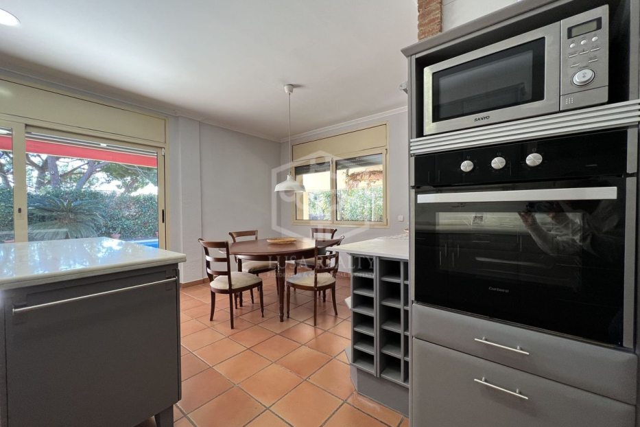 Villa in Barcelona, Spain 4 bedrooms, 600 sq.m. No. 138701