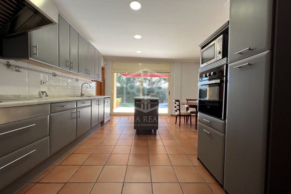 Villa in Barcelona, Spain 4 bedrooms, 600 sq.m. No. 138701