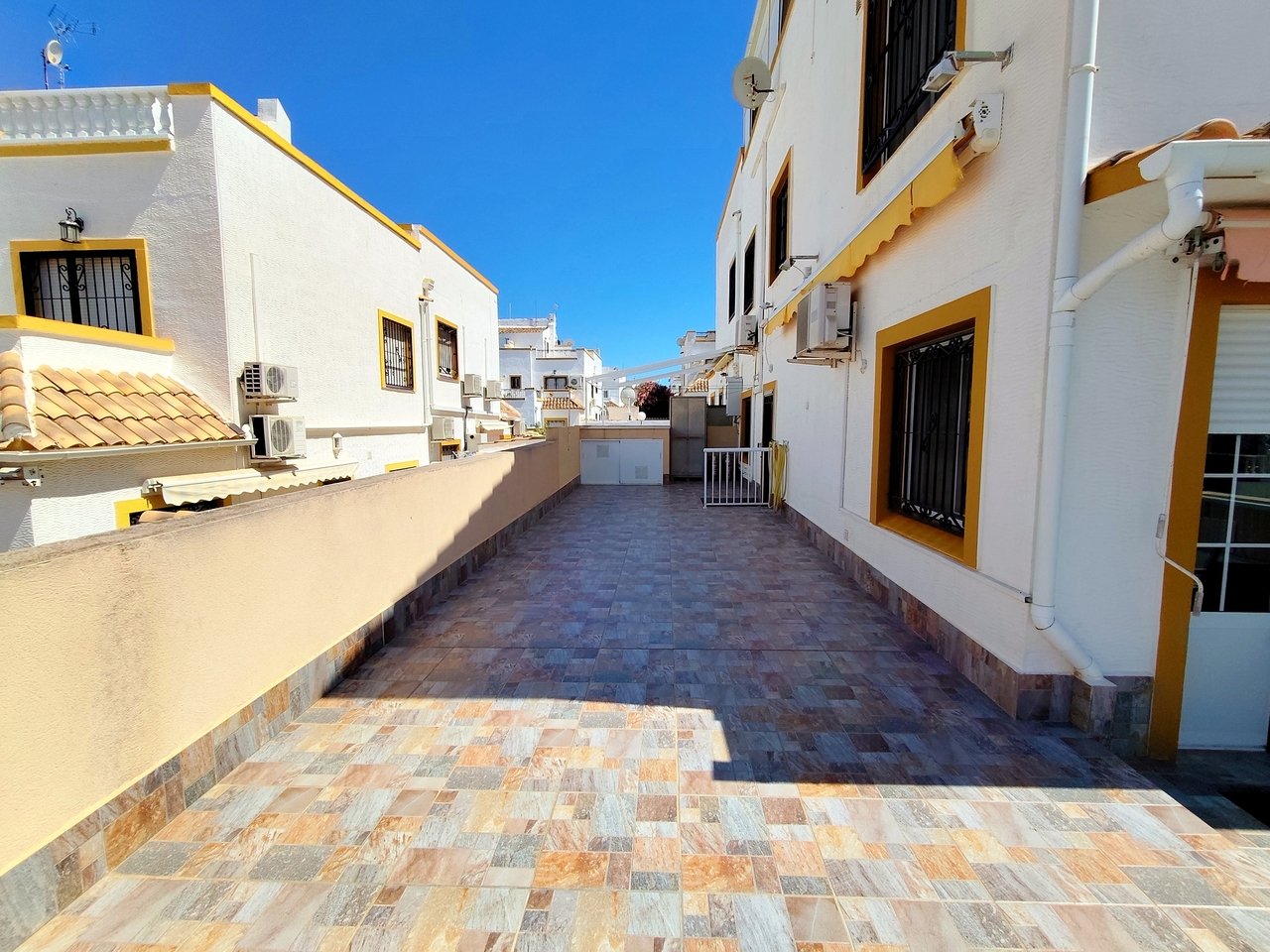 Townhouse à Torrevieja, Alicante, Espagne 6 chambres, 88 m2 No. 190150
