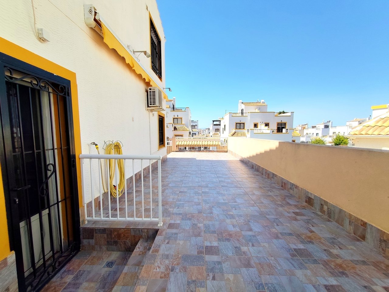 Townhouse à Torrevieja, Alicante, Espagne 6 chambres, 88 m2 No. 190150