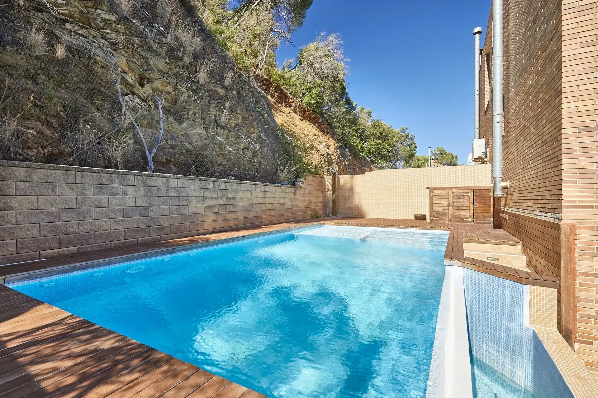 House à Torrelles de Llobregat, Barcelona, Espagne 4 chambres, 258 m2 No. 167080