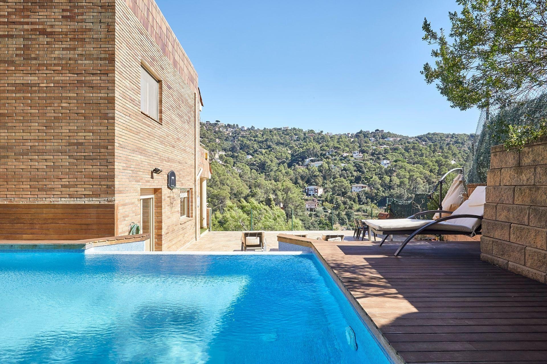 House à Torrelles de Llobregat, Barcelona, Espagne 4 chambres, 258 m2 No. 167080