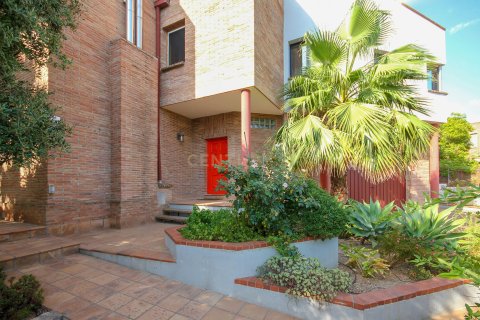 House à Vilanova i la Geltru, Barcelona, Espagne 4 chambres, 320 m2 No. 193828