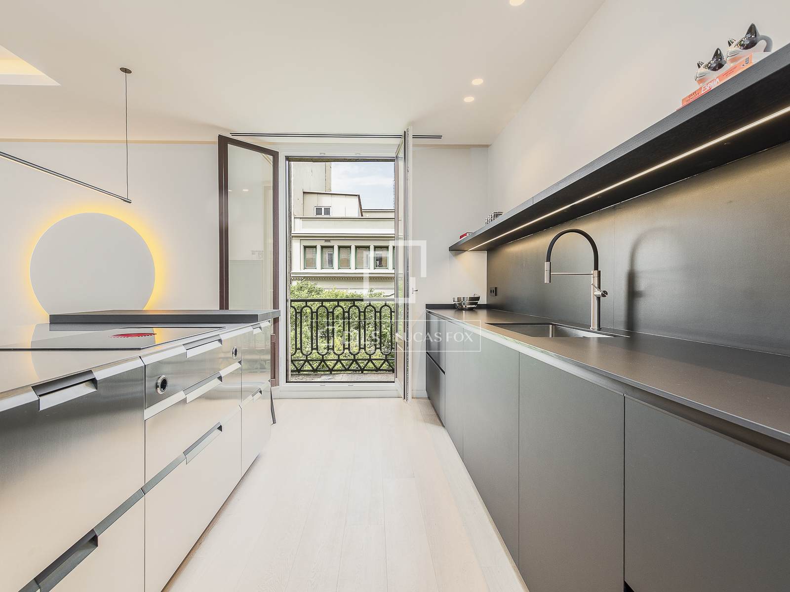 Apartment in Barcelona, Spain 4 bedrooms, 230 sq.m. No. 166785