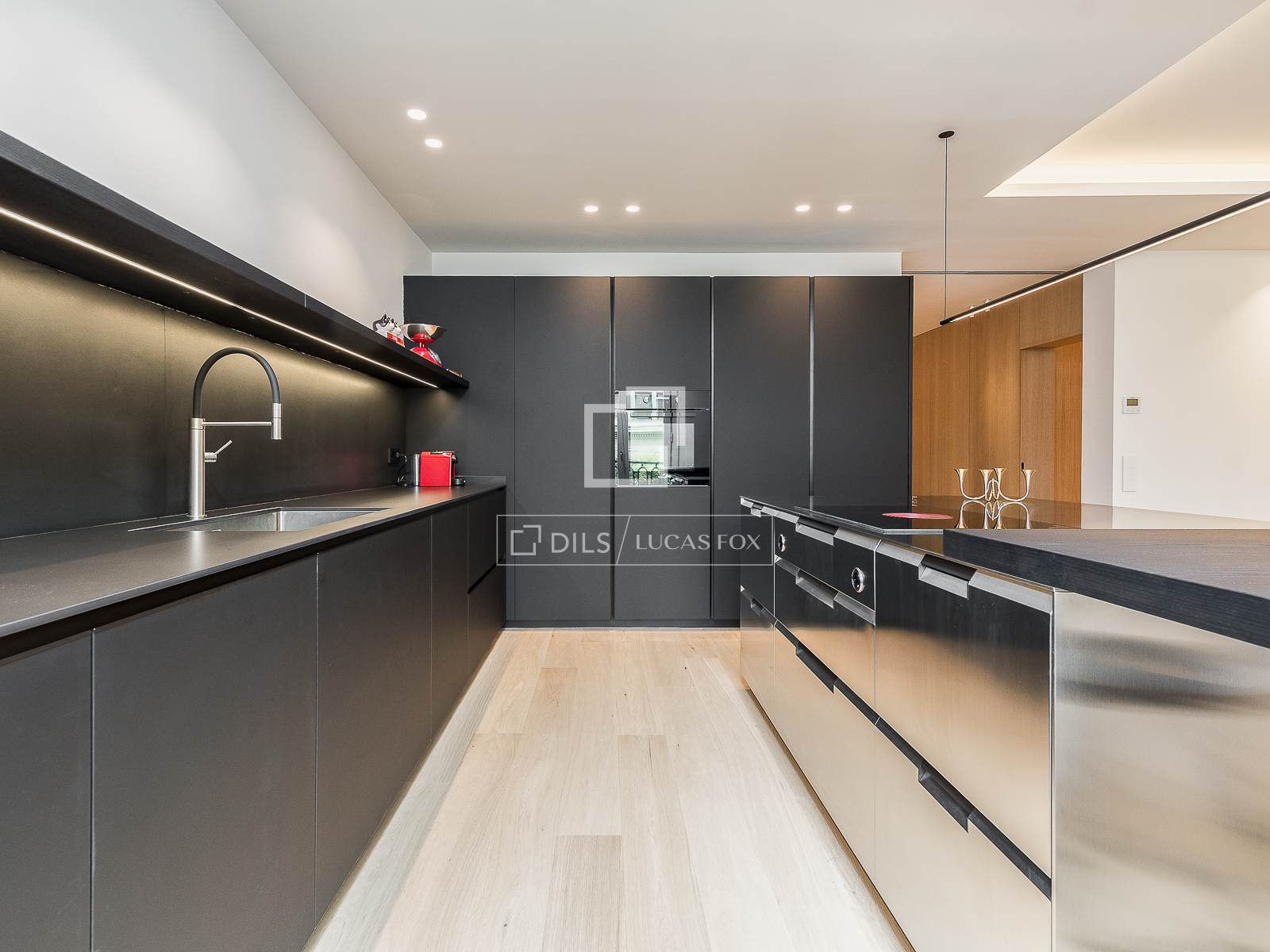 Apartment in Barcelona, Spain 4 bedrooms, 230 sq.m. No. 166785