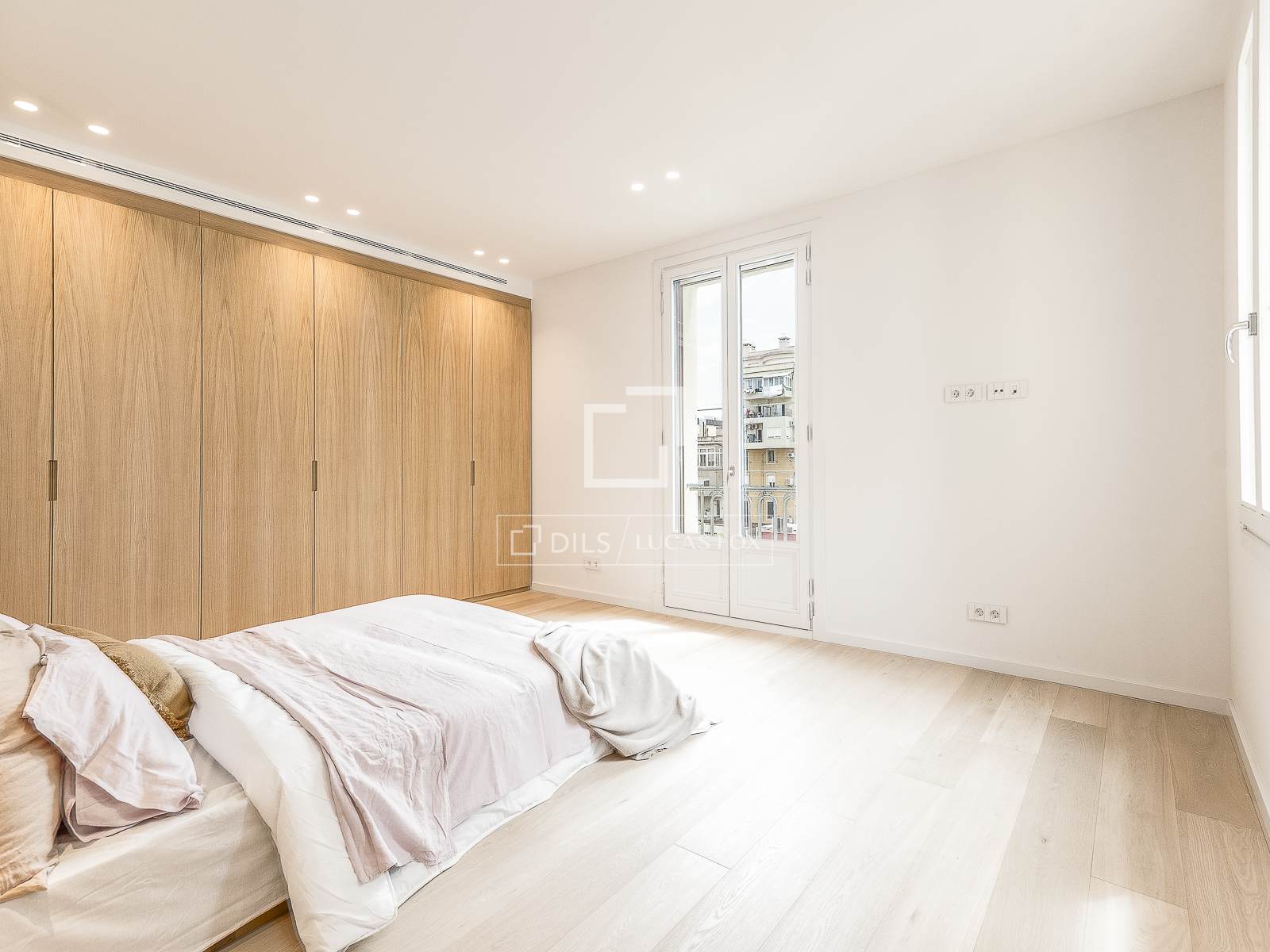 Apartment in Barcelona, Spain 4 bedrooms, 230 sq.m. No. 166785