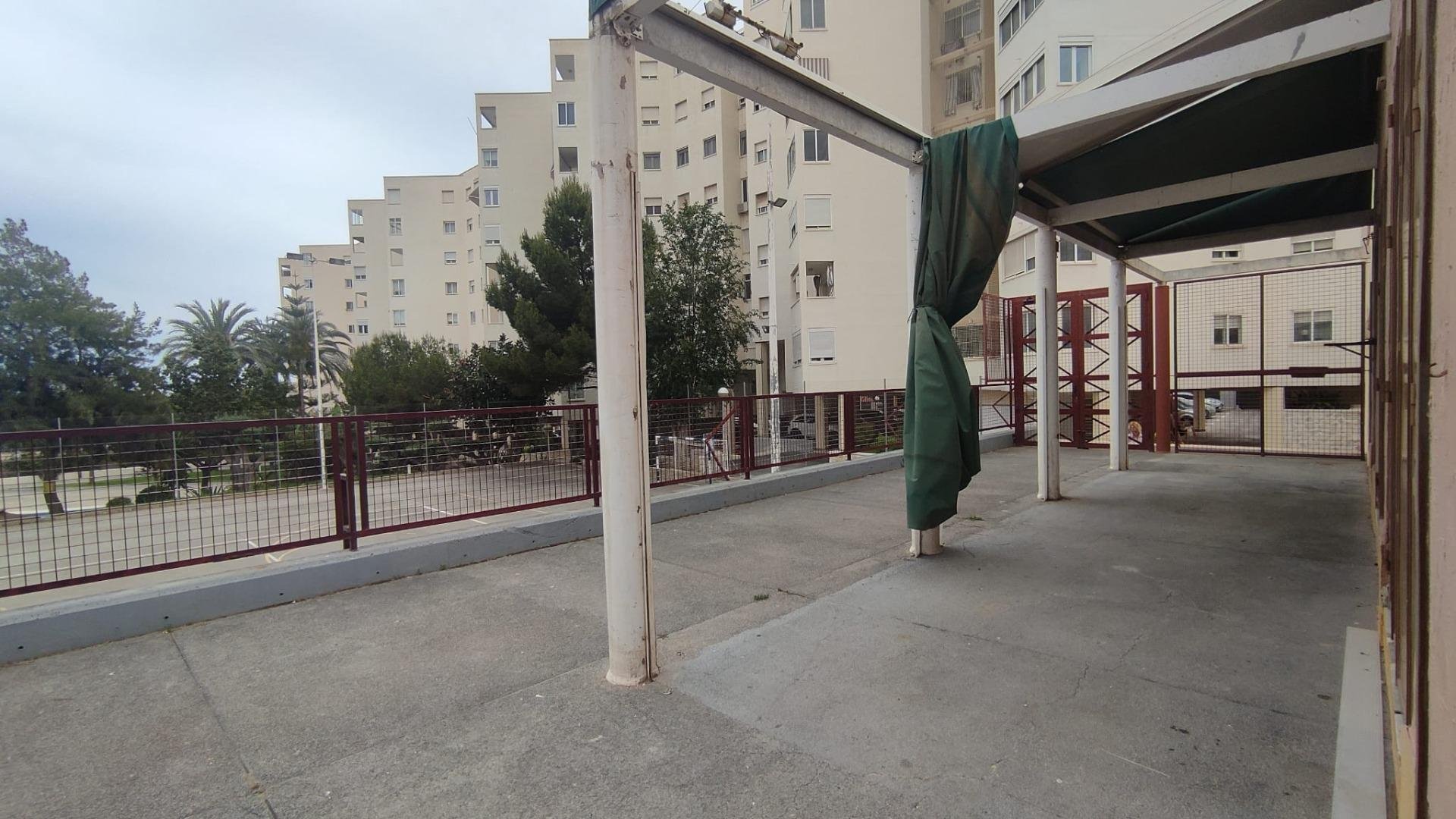 Propiedad comercial en Alicante, España 75 m2 No. 182834