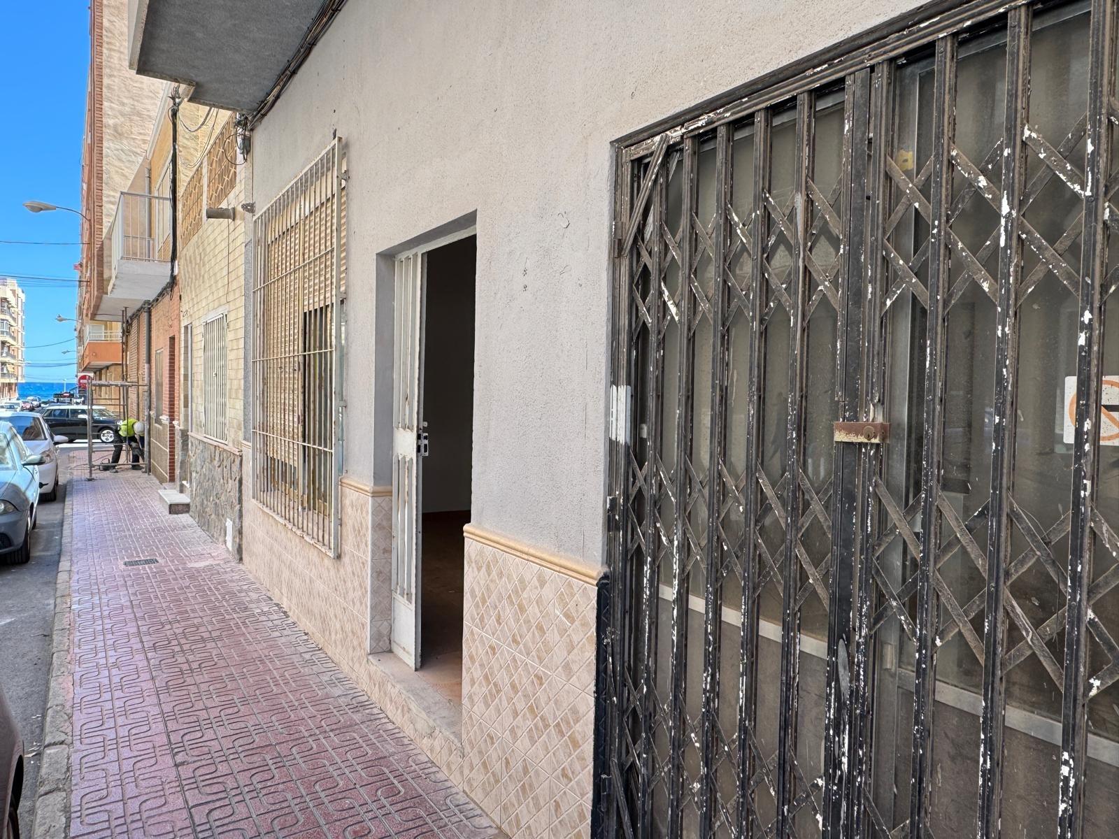 Commercial property in Torrevieja, Alicante, Spain 261 sq.m. No. 182835