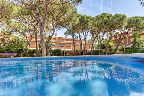 Kaupunkipientalo Gava, Barcelona, Espanja 3 makuuhuonetta, 265 m2 No. 192062