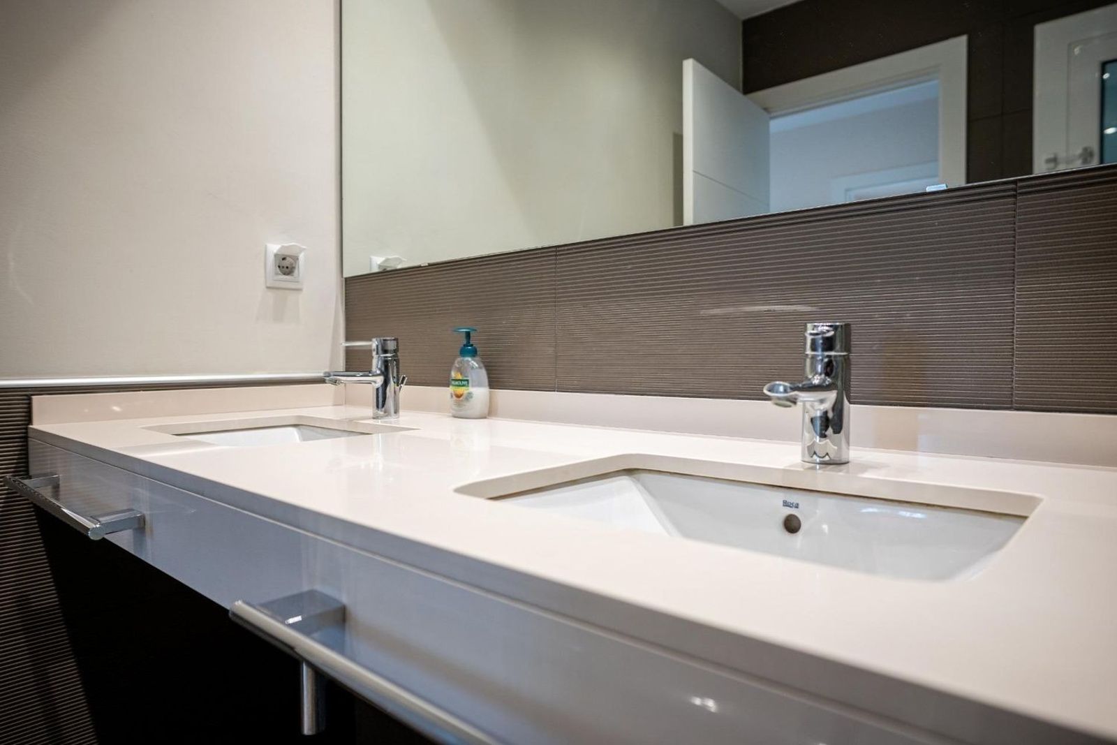 Apartamento en Barcelona, España 5 dormitorios, 203 m2 No. 192058