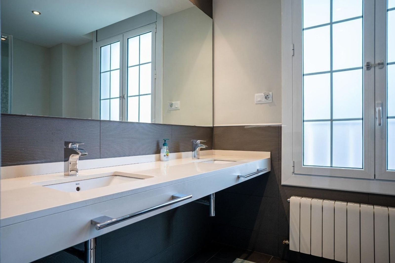 Apartamento en Barcelona, España 5 dormitorios, 203 m2 No. 192058