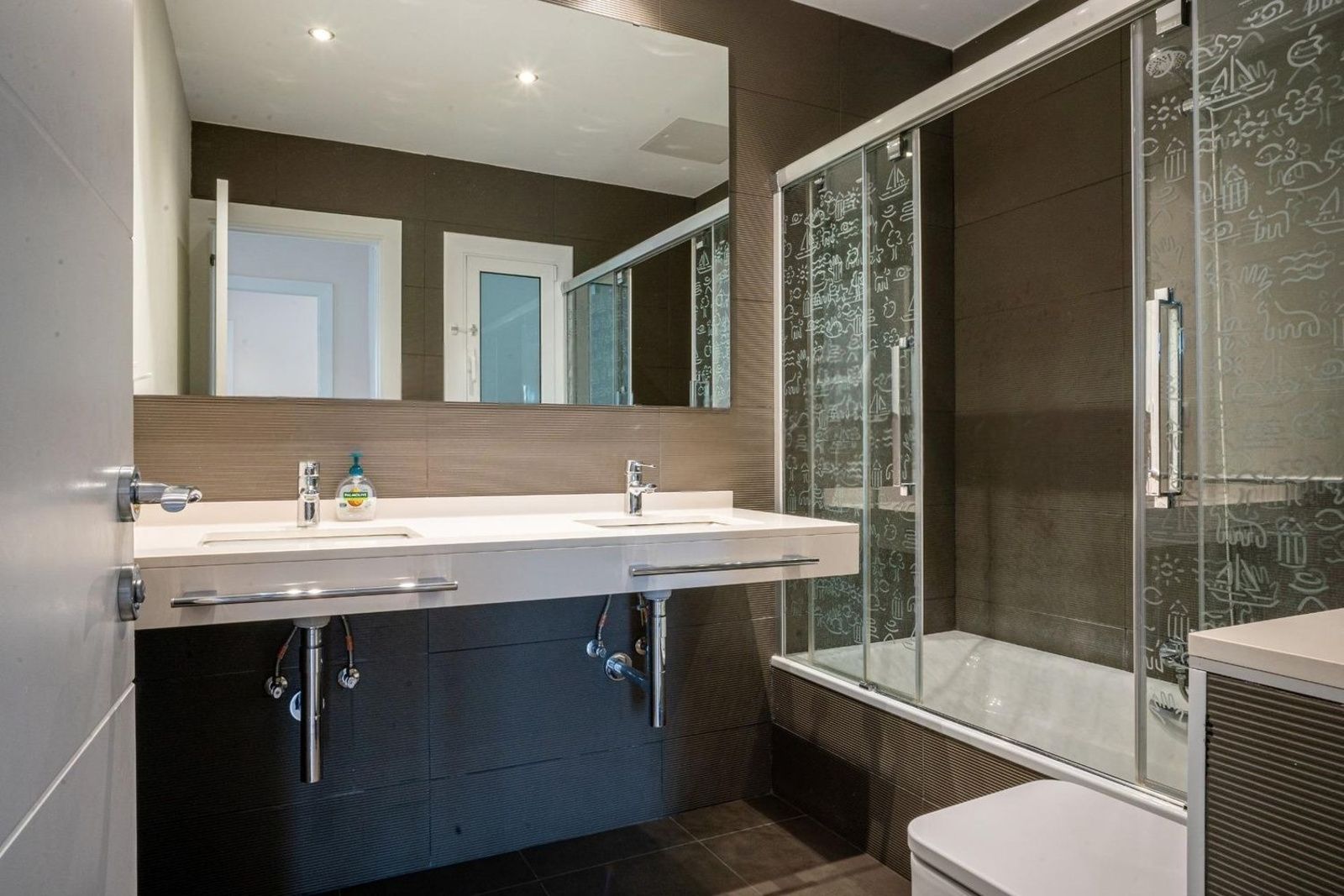 Apartamento en Barcelona, España 5 dormitorios, 203 m2 No. 192058