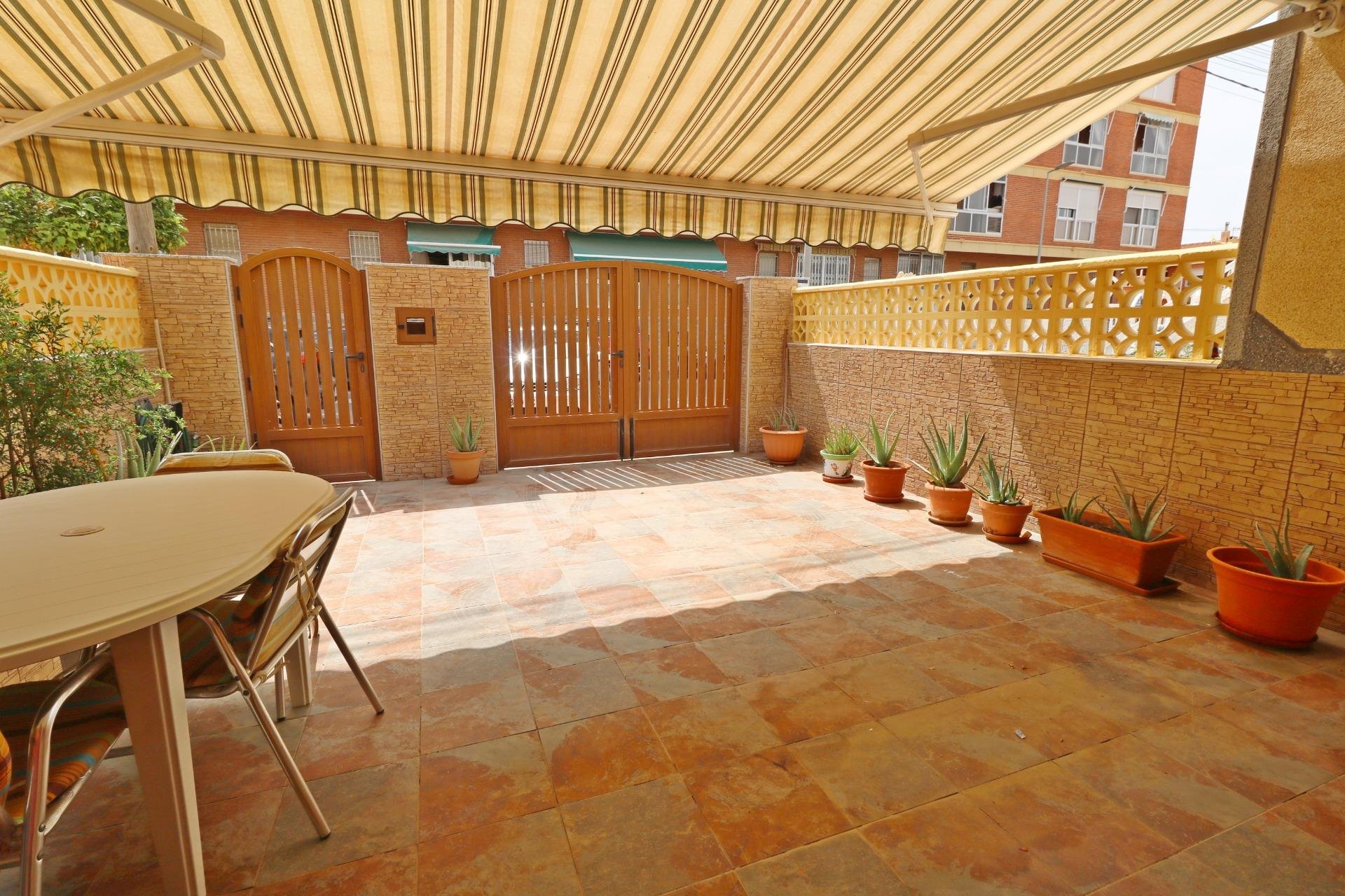 Radhus i Torrevieja, Alicante, Spanien 3 sovrum, 85 kvm. Nr. 190319