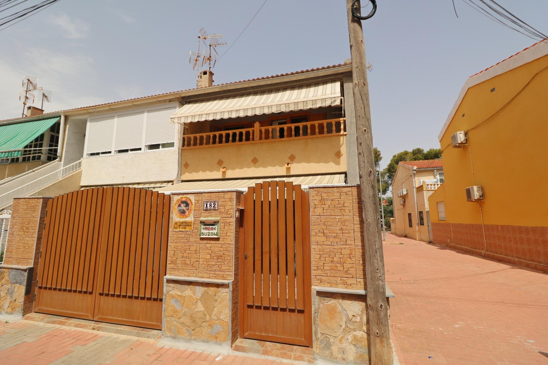 Radhus i Torrevieja, Alicante, Spanien 3 sovrum, 85 kvm. Nr. 190319