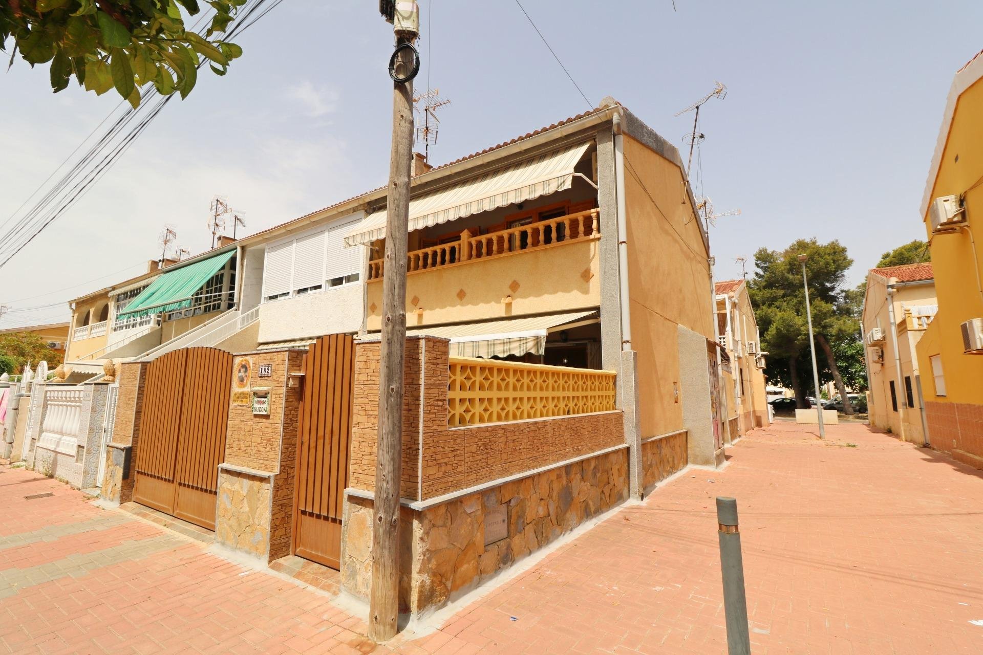 Radhus i Torrevieja, Alicante, Spanien 3 sovrum, 85 kvm. Nr. 190319