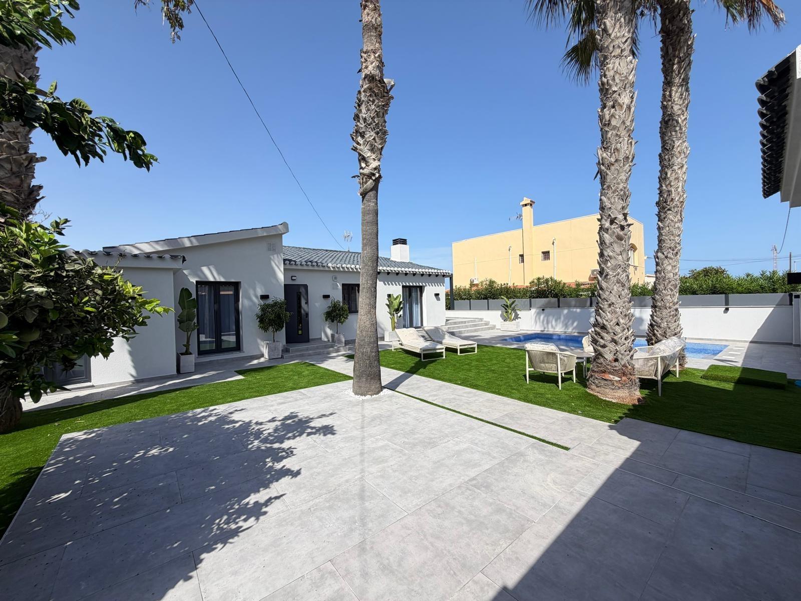 Villa a Torrevieja, Alicante, Spagna 4 camere da letto, 103 mq. N° 193306