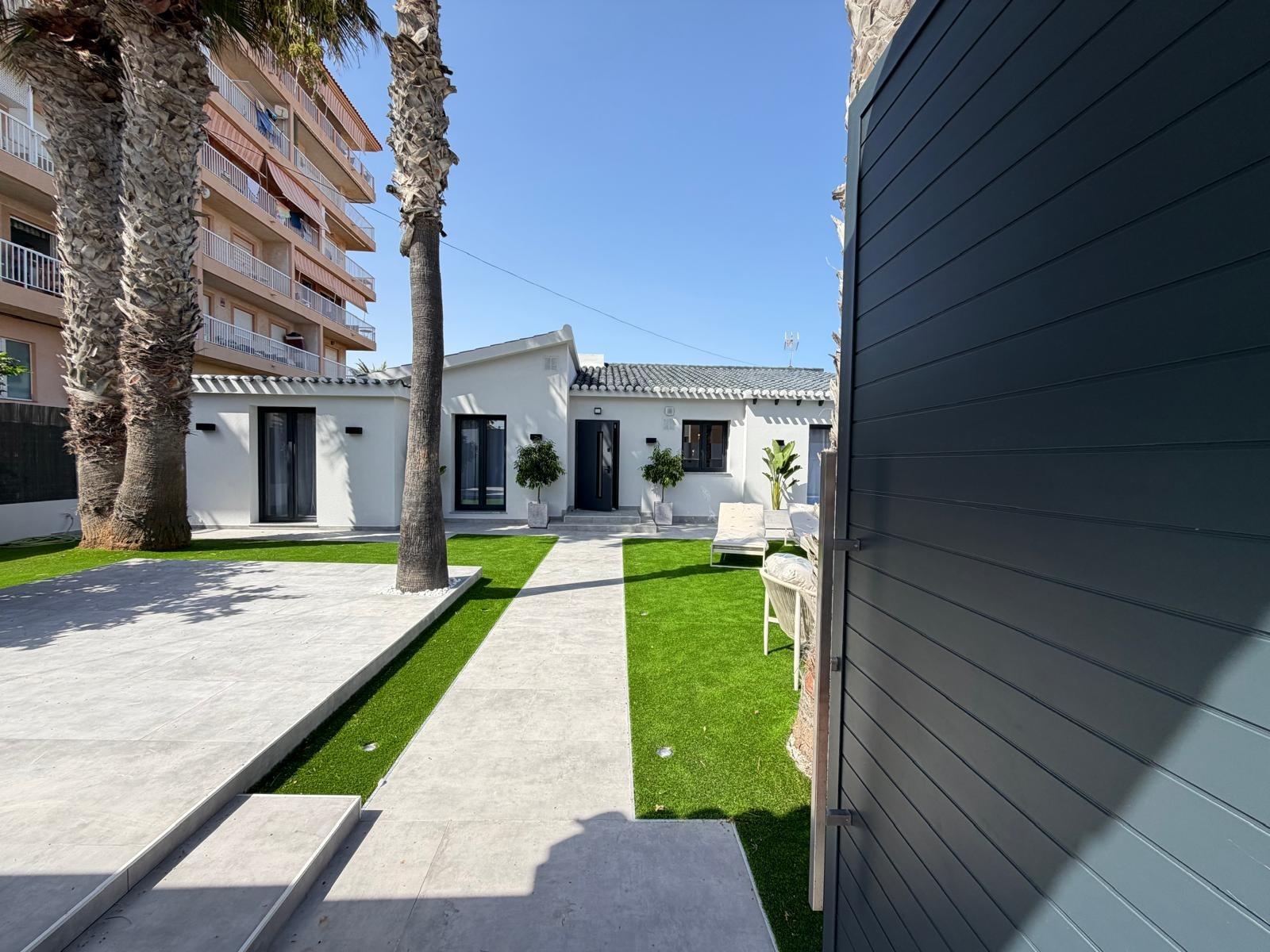 Villa a Torrevieja, Alicante, Spagna 4 camere da letto, 103 mq. N° 193306