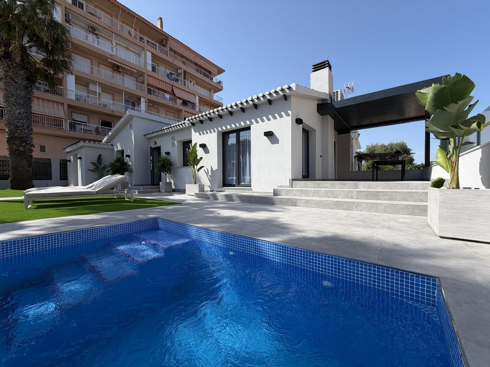 Villa a Torrevieja, Alicante, Spagna 4 camere da letto, 103 mq. N° 193306