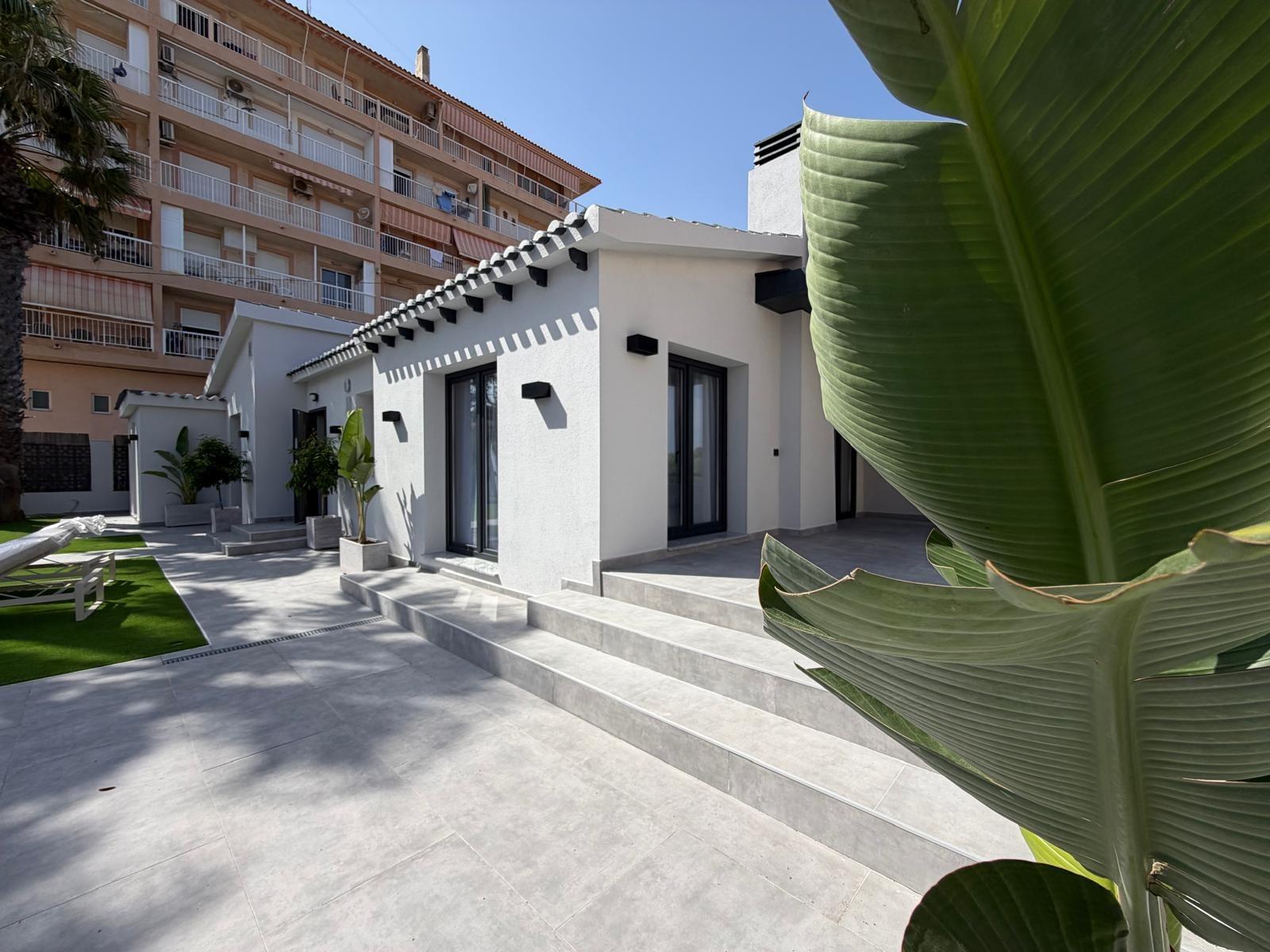 Villa a Torrevieja, Alicante, Spagna 4 camere da letto, 103 mq. N° 193306