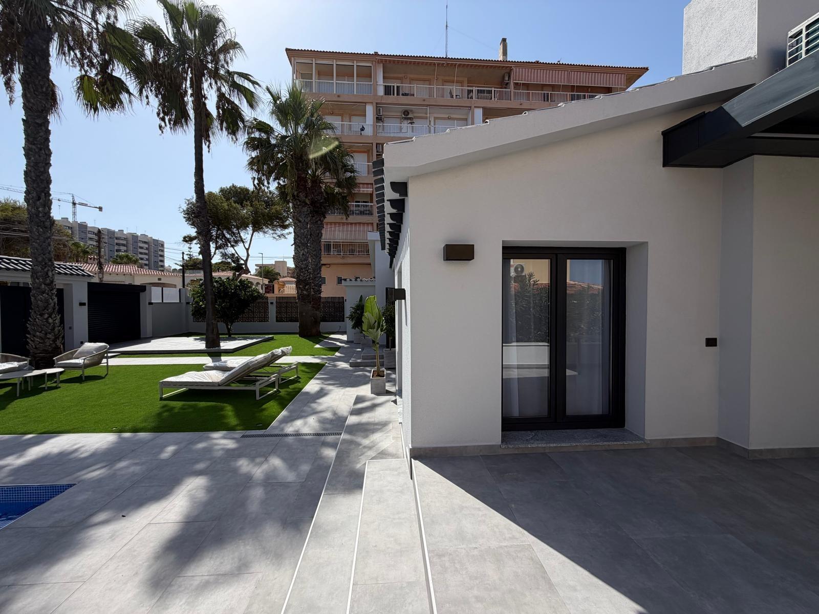 Villa a Torrevieja, Alicante, Spagna 4 camere da letto, 103 mq. N° 193306