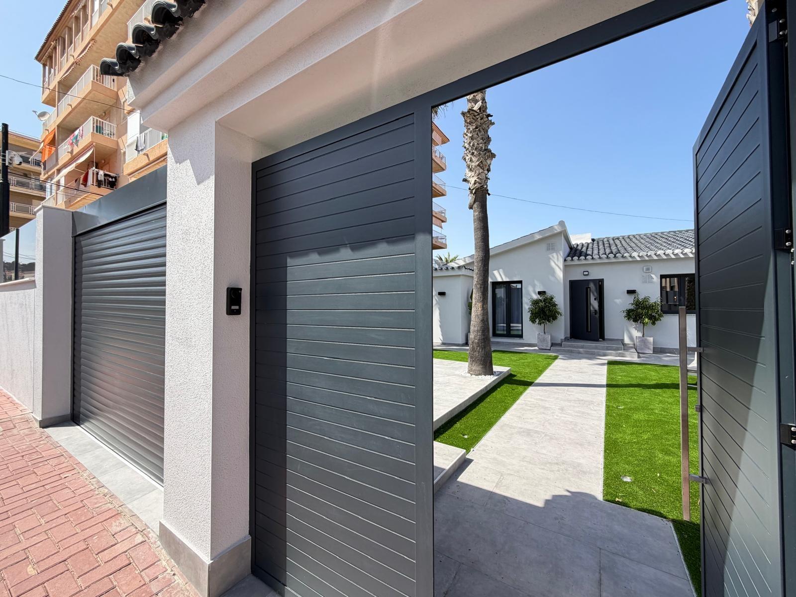 Villa a Torrevieja, Alicante, Spagna 4 camere da letto, 103 mq. N° 193306